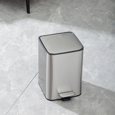 comprar Sostenible plata de acero inoxidable Rectángulo Defensor Serie contenedor de basura contenedor de basura con suave cerrar el baño Pedal contenedor de basura Fabricación en línea