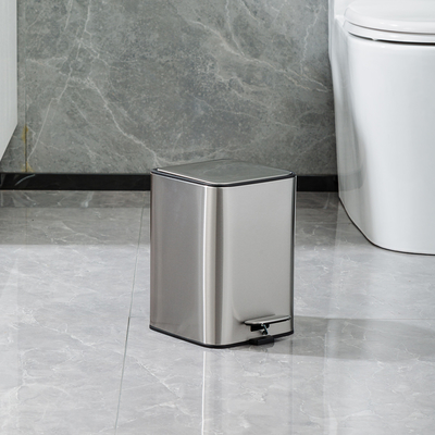 comprar Tipo de cubierta de rodadura Acero inoxidable Bastón de basura de pedal cerrado suave para el baño Rectángulo Defensor Serie contenedor de basura en plata Fabricación en línea