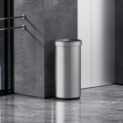 Un bote de basura rectangular hecho de acero inoxidable duradero para eliminar fácilmente los desechos en casa